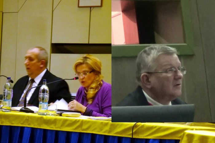 Ilustračný obrázok k článku Vášne na rokovaní, prednosta s Hoptom sa do seba pustili: Máte problém? Poďte von!