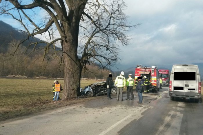 Ilustračný obrázok k článku Auto narazilo do stromu a začalo horieť: Prvé FOTO z nešťastia