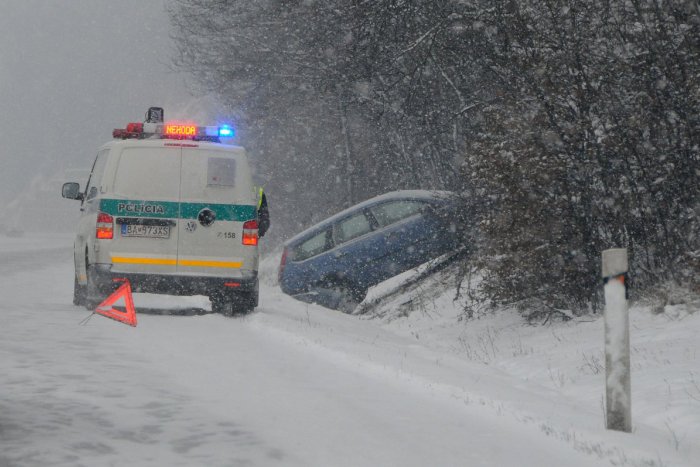 Ilustračný obrázok k článku Počasie si vyberá na cestách svoju daň: Vodička skončila s autom mimo cesty