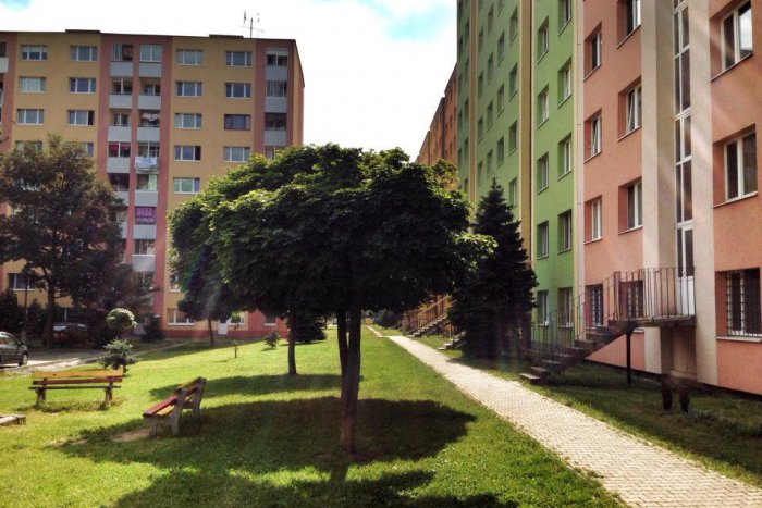 Ilustračný obrázok k článku Nový výbor na sídlisku Západ prezradil svoje plány: Opravy chodníkov aj outdoor gym!