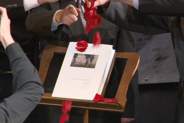 Ilustračný obrázok k článku Návšteva známeho herca, krst lupienkami ruží: Kniha o našom meste sa dočkala slávnostnej chvíle