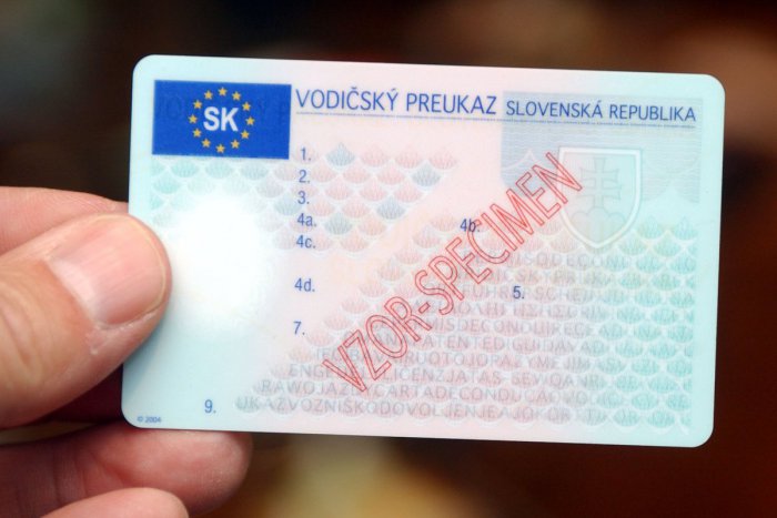 Ilustračný obrázok k článku Falošný vodičský preukaz chcel vymeniť za nový. Skončil v rukách polície