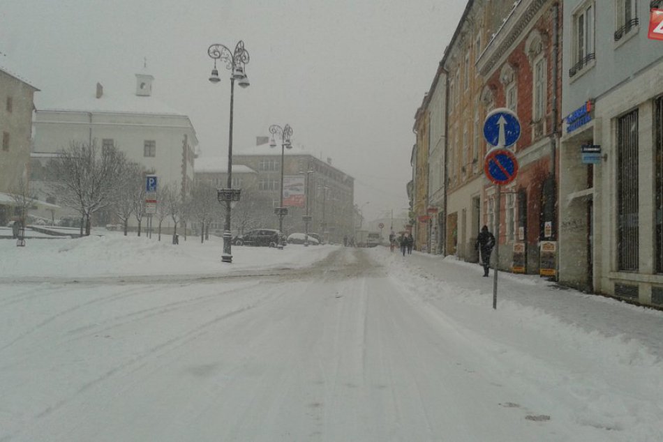 Ilustračný obrázok k článku Zásah záchranárov v centre Bystrice: Zo strechy sa zrútil sneh na bábätko v kočíku!