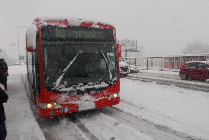 Ilustračný obrázok k článku Už sa to začína! Husté sneženie spôsobuje meškanie MHD