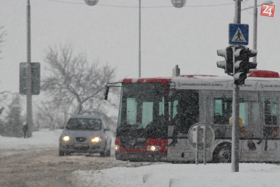 Ilustračný obrázok k článku Aktuálna situácia na cestách v Nitre: Zapadnuté kamióny i hodinové meškania spojov