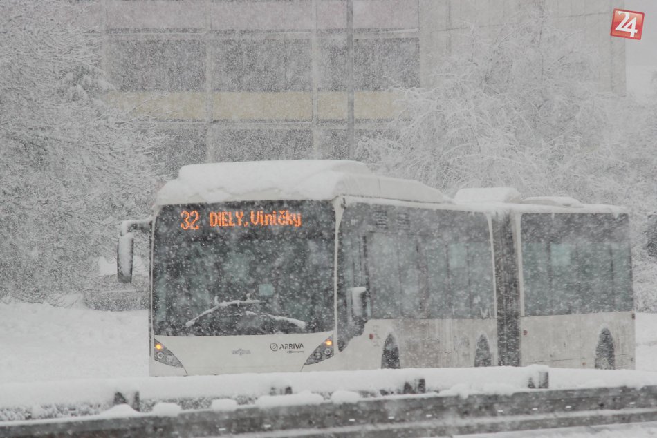 Ilustračný obrázok k článku Sneženie ochromilo dopravu: TIETO autobusy v Nitre stále nepremávajú