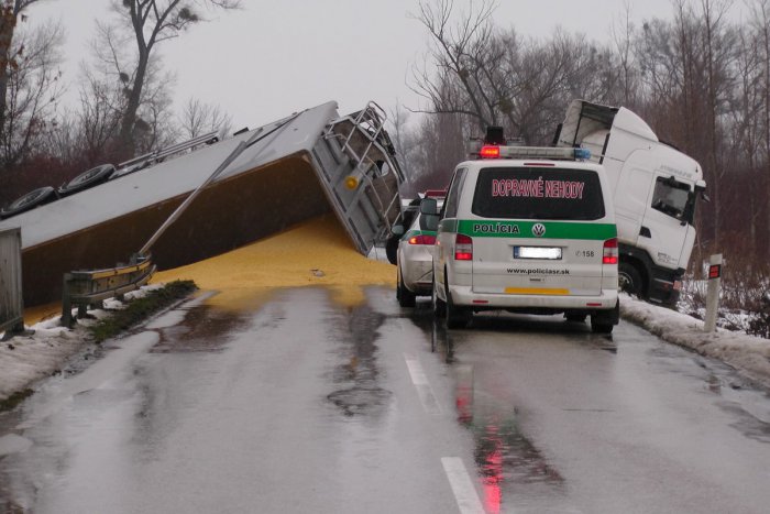 Ilustračný obrázok k článku Kolízia kamiónu s autobusom: Sedeli v ňom deti!