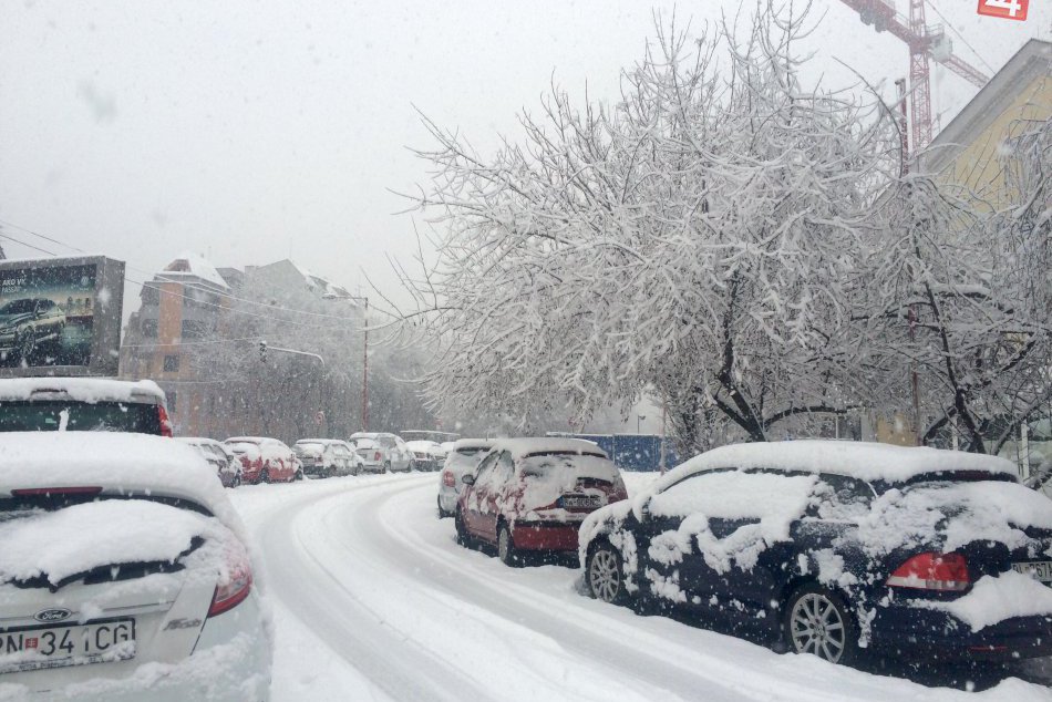 Ilustračný obrázok k článku Sedem najlepších tém týždňa: Nákupy v Rakúsku, snehová kalamita aj plány Iva Nesrovnala