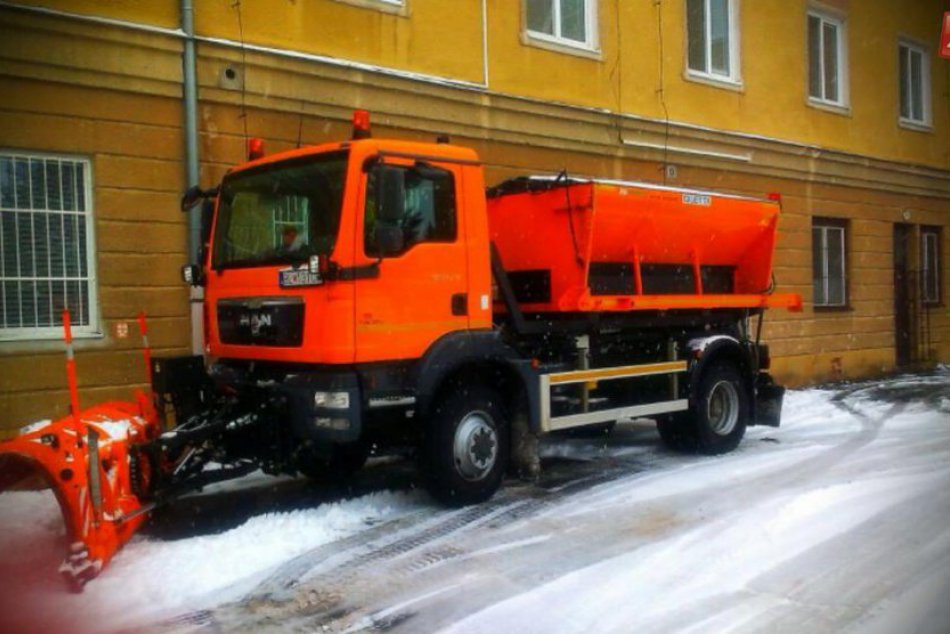 Ilustračný obrázok k článku Prvý poprašok preveril košických cestárov: Viac roboty bolo na Jahodnej