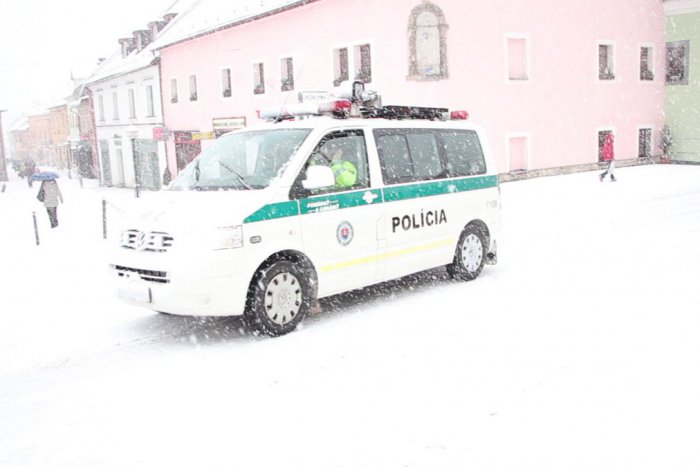 Ilustračný obrázok k článku VIDEO: Kremnica zavalená snehom, sánkovačka na námestí