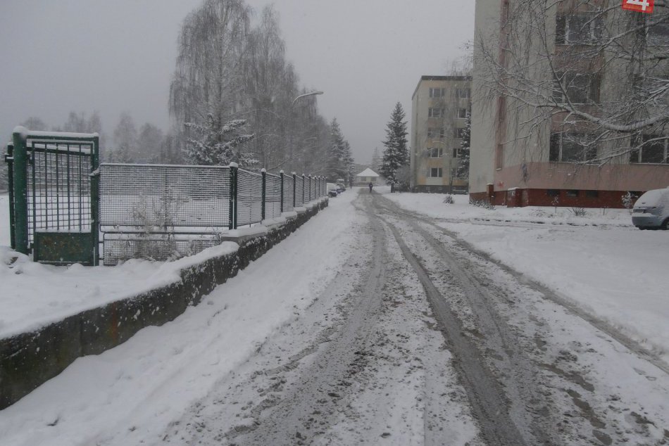 Ilustračný obrázok k článku Viaceré vozovky v kraji pokrýva čerstvý sneh: Takto to vyzerá na cestách!