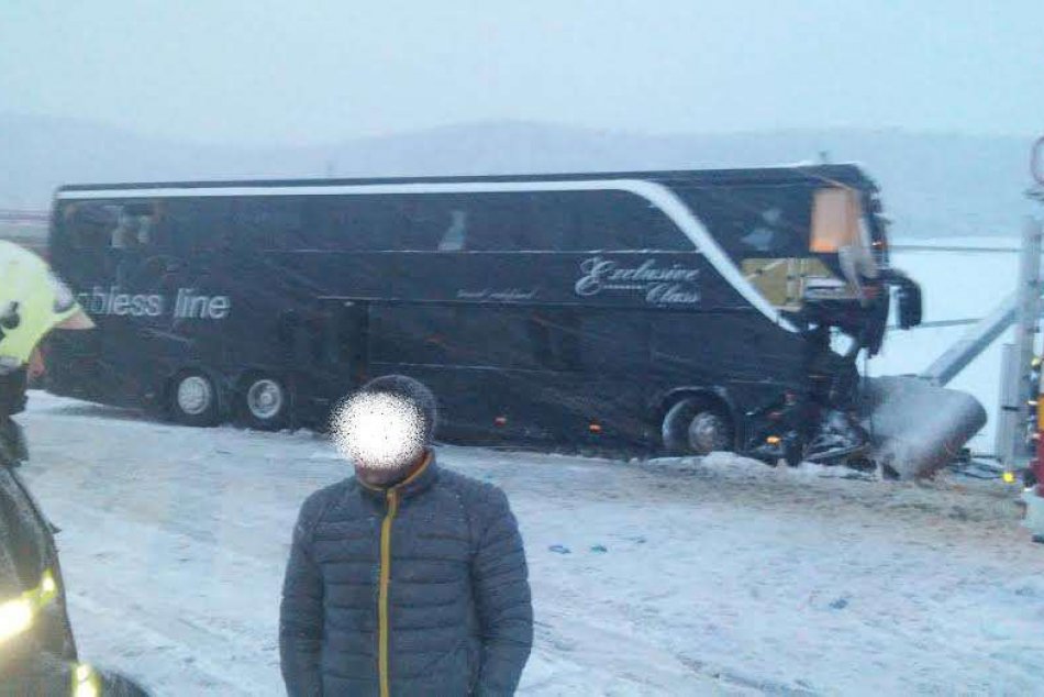 Ilustračný obrázok k článku Tragický začiatok víkendu: Na zjazde z diaľnice havaroval autobus, dvaja ľudia zomreli