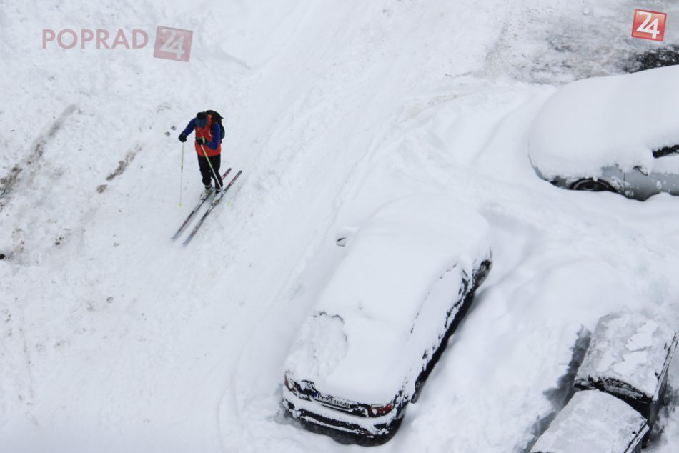 Ilustračný obrázok k článku Zasnežené mesto objektívmi Popradčanov: Kopy snehu a aj bežkár na parkovisku :)