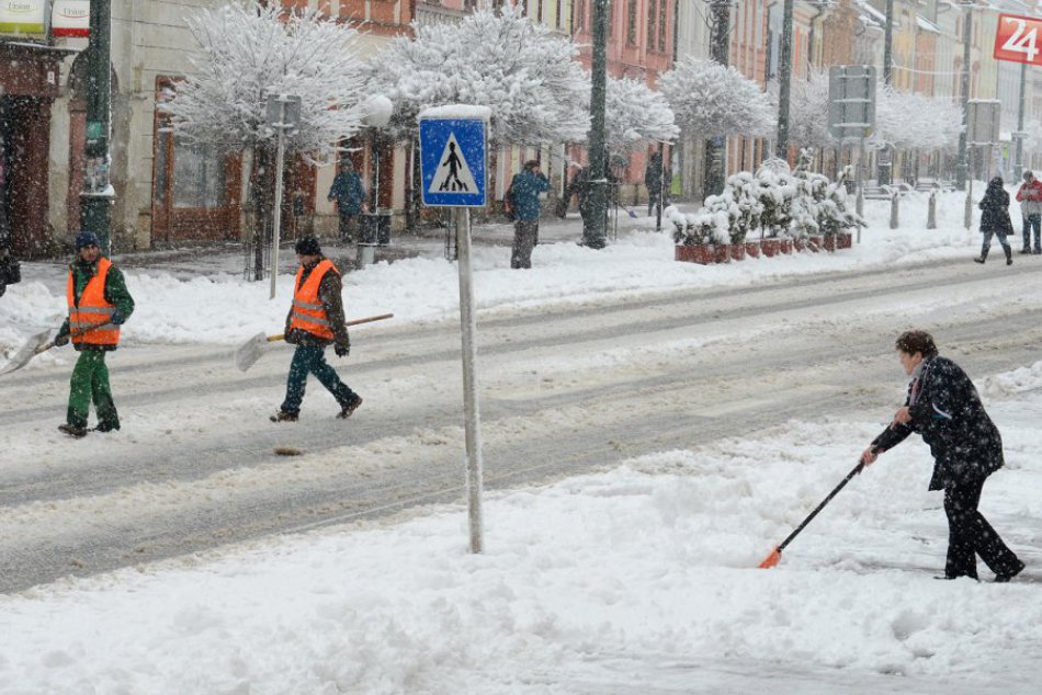 Ilustračný obrázok k článku Mesto stále dočisťuje cesty a chodníky: Pri koordinácii prác spolupracuje aj polícia
