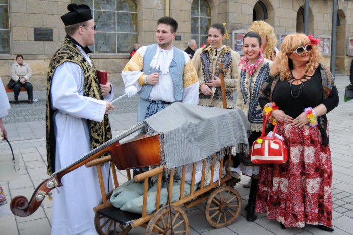 Ilustračný obrázok k článku Fašiangové oslavy v Brezne a okolí: Kde všade sa bude pochovávať basa?