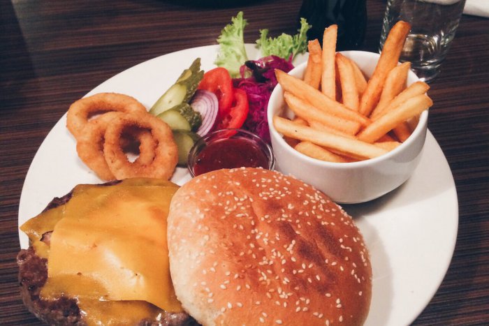 Ilustračný obrázok k článku Recenzia: Kam v Bratislave na chutný šťavnatý burger?