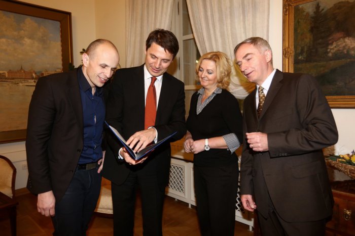 Ilustračný obrázok k článku Poznáme mená nových viceprimátorov. Stali sa nimi Milan Černý, Iveta Plšeková a Ignác Kolek