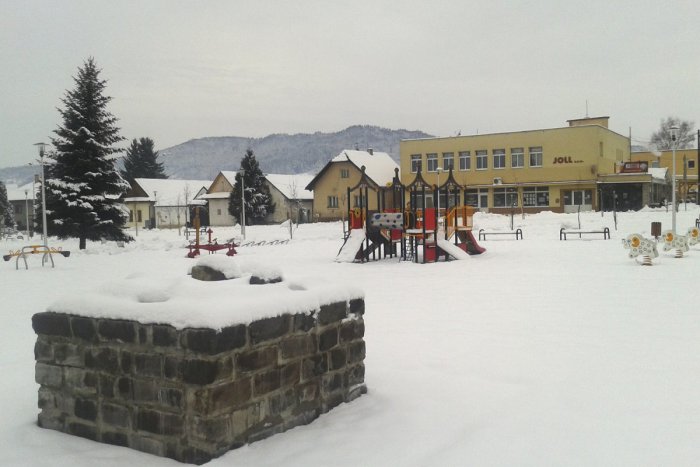 Ilustračný obrázok k článku Mesto sa chytilo slov známej pesničky: Na detvianskom námestí budujú murovanú studňu