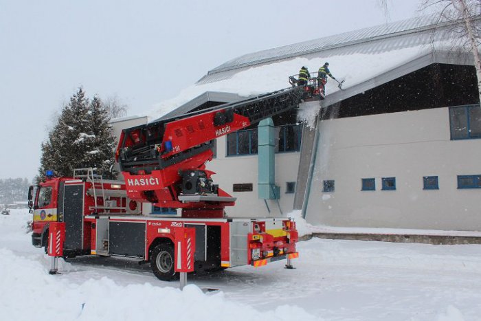 Ilustračný obrázok k článku Na snehovú kalamitu mesto nasadzuje stále viac ľudí a techniky: Pomáhať budú aj okolité obce
