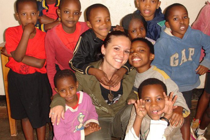 Ilustračný obrázok k článku Toto treba vidieť: Africké deti spievajú východniarsku ľudovku, prsty v tom má učiteľka zo Spiša!