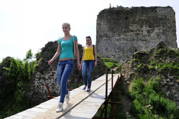 Ilustračný obrázok k článku Hľadajú sa vhodní adepti na práce pri obnove Šarišského hradu: Šancu majú aj záujemcovia z okolia!