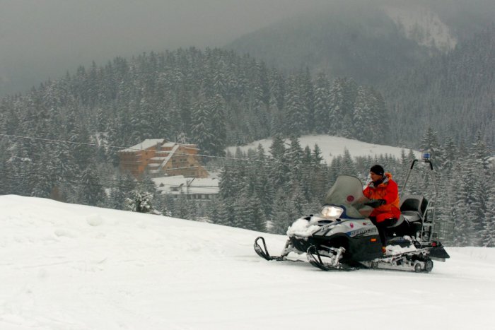 Ilustračný obrázok k článku Víchrica a pád lavíny pri hoteli v Tatrách: Hostí evakuovali záchranári, pomáhal i personál