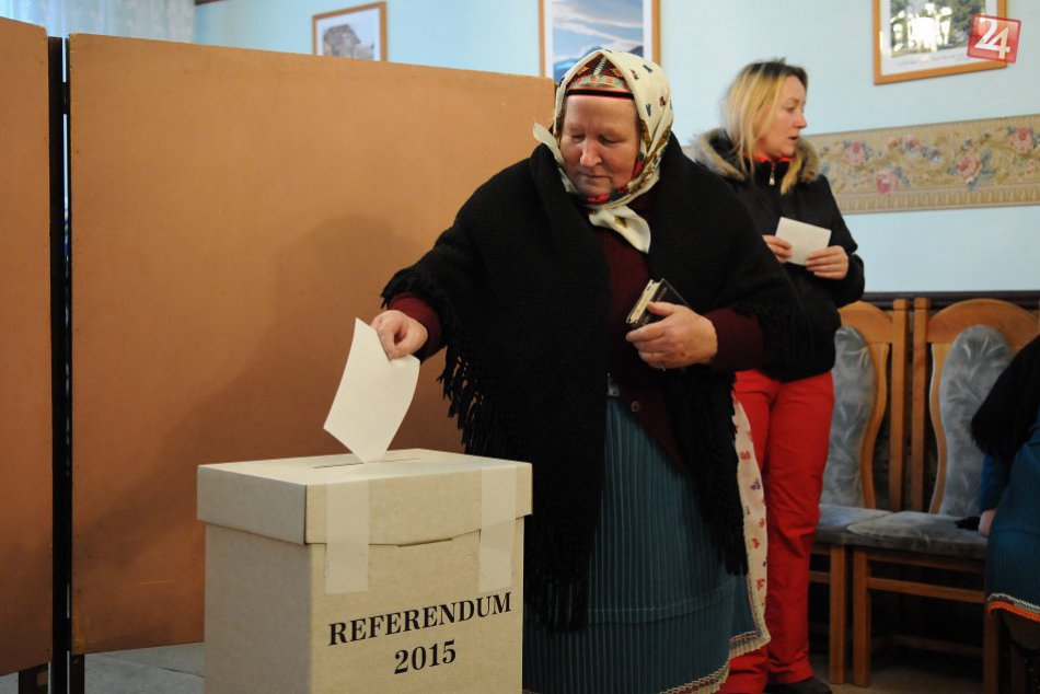 Ilustračný obrázok k článku V Lendaku sa hlasuje od rána. Pred plentou stáli ľudia v rade