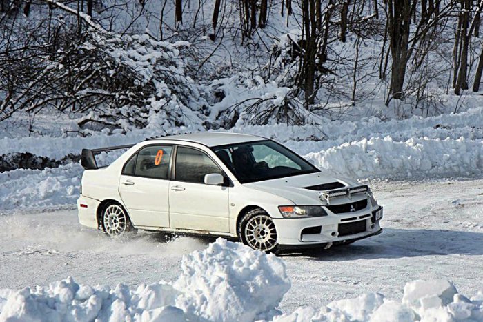 Ilustračný obrázok k článku Revúce motory, sneh a ľad: V Dobšinej sa jazdilo ako na severskej rally, VIDEO!