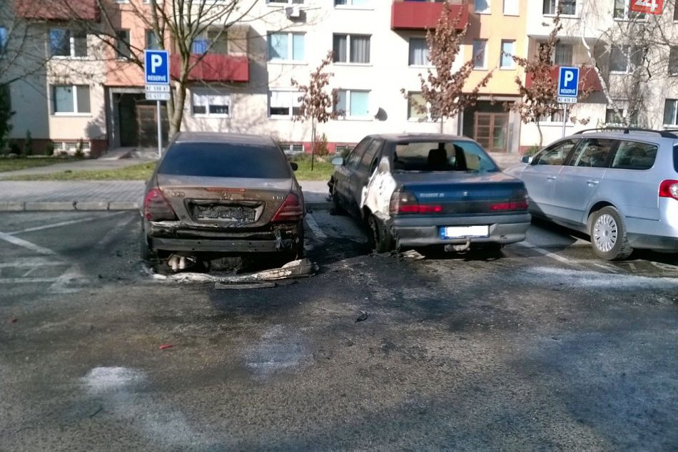 Ilustračný obrázok k článku Autá Novozámčanov v plameňoch: Zásah hasičov na ulici G.Bethlena! FOTO