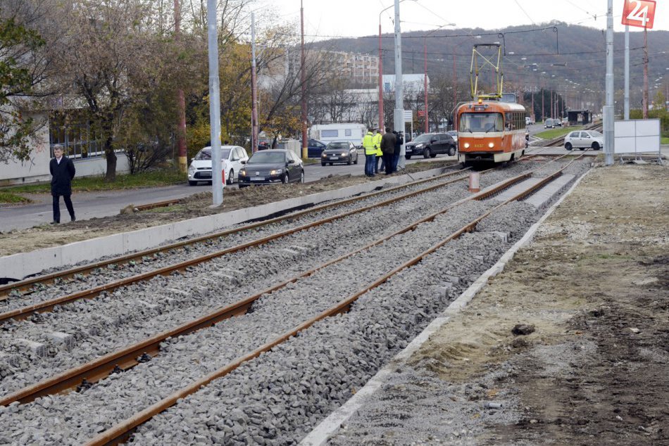 Ilustračný obrázok k článku V Karlovej Vsi predstavili na verejnom zhromaždení projekt rekonštrukcie električkovej trate. Vyvolal mnohé otázky