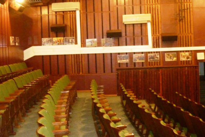 Ilustračný obrázok k článku Žiarske kino čakajú zmeny: Nové sedadlá, LED osvetlenie aj miesta pre páriky