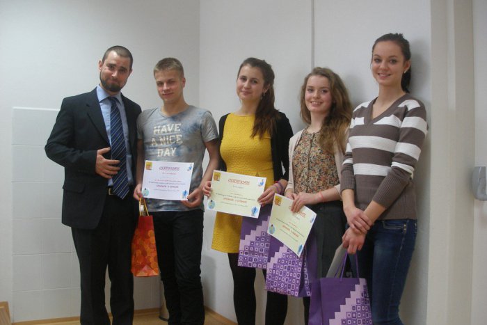 Ilustračný obrázok k článku Súťaž v anglickom rečnení ovládli popradskí  študenti. Bilingvalisti dosiahli úspech  aj na krajskom kole anglickej olympiády