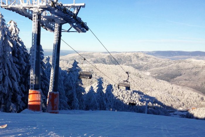 Ilustračný obrázok k článku Smrteľné nešťastie v lyžiarskom stredisku: Vedľa zjazdovky našli lyžiari ležať muža (†51)