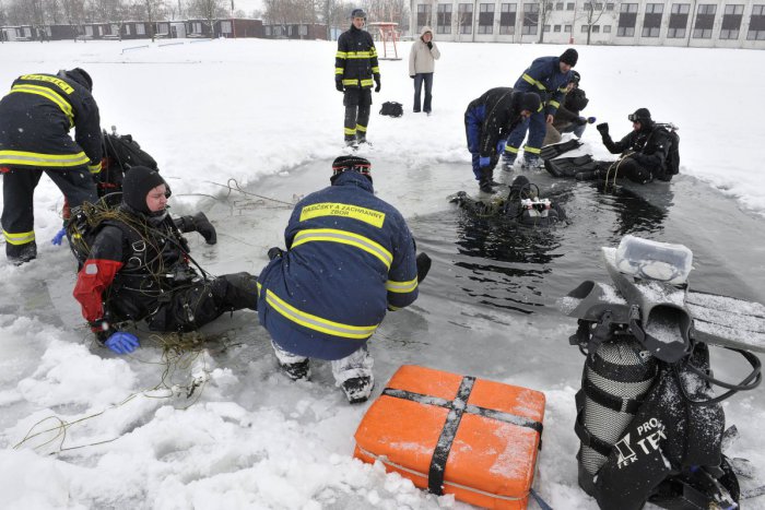 Ilustračný obrázok k článku Tomu sa hovorí hrdinský čin. Mestskí policajti zachránili dve dievčatá, pod ktorými sa preboril ľad