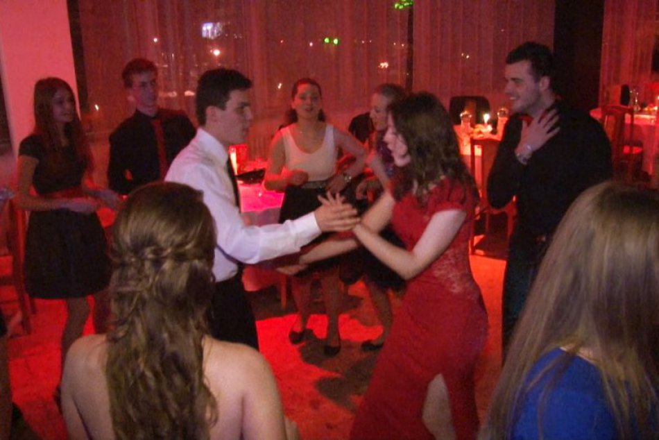 Ilustračný obrázok k článku Popradskí bilingvalisti v gala: Na 19. ročníku svojho plesu si zvolili  jedného kráľa a dve kráľovné večera