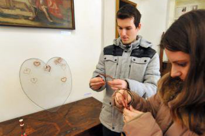 Ilustračný obrázok k článku Najzamilovanejší deň roka v Žiline: Zaľúbenci si vyznávali lásku drôtenými srdiečkami