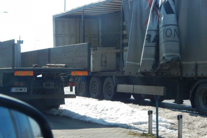 Ilustračný obrázok k článku Kuriózna udalosť na Rajeckej ceste: Pomáhať muselo niekoľko chlapov aj žeriav!