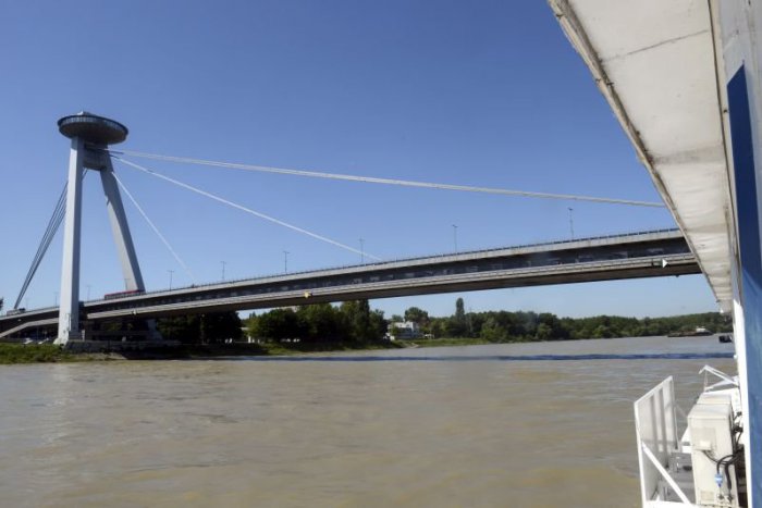 Ilustračný obrázok k článku Bratislavskí policajti zachránili mladíka, ktorý chcel skočiť do Dunaja