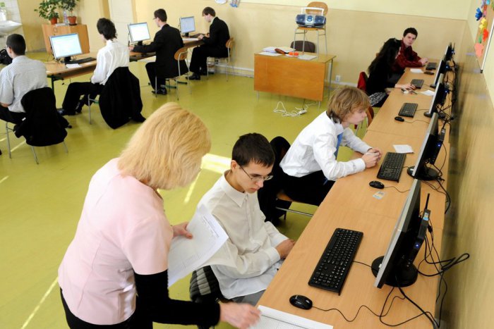 Ilustračný obrázok k článku Maturanti už vypĺňajú testy na počítači: Na školách sa začala generálna skúška online maturity