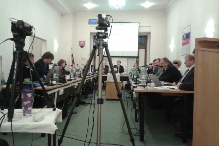 Ilustračný obrázok k článku Brezno hľadá hlavného kontrolóra: Mestské zastupiteľstvo vyhlásilo voľby