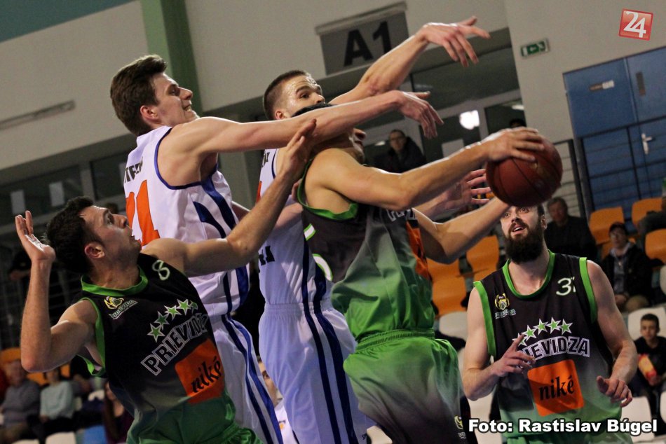 Ilustračný obrázok k článku Prievidza nedala nitrianskym basketbalistom šancu: Pod Zoborom padla povestná stovka
