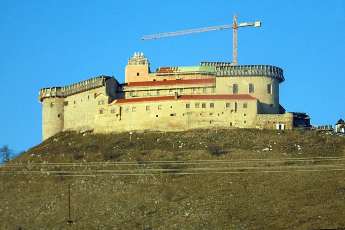 Ilustračný obrázok k článku Pôvodný hrad, nová strecha: Farba krytiny Krásnej Hôrky niektorých zaskočila