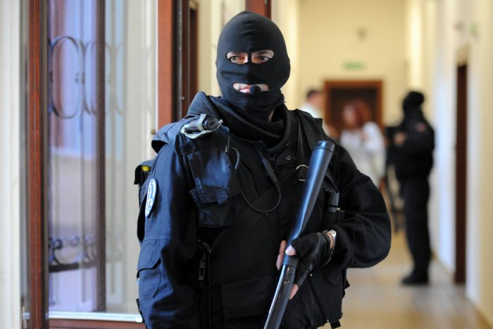 Ilustračný obrázok k článku V známej obci pri Zvolene bolo rušno: Protidrogový zásah kukláčov!