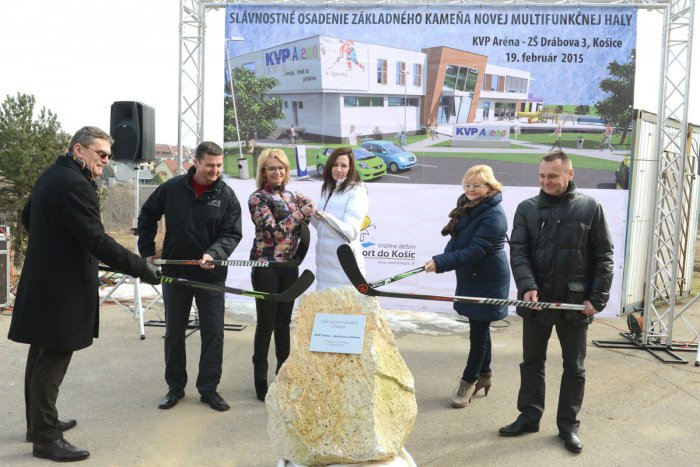 Ilustračný obrázok k článku Multifunkčná hala s ľadovou plochou: Na sídlisku KVP začali s očakávanou výstavbou! FOTO