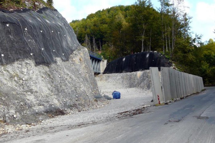 Ilustračný obrázok k článku Cestu cez Zbojskú opravujú aj v zime: Dokedy budú platiť obmedzenia?