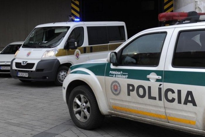 Ilustračný obrázok k článku Žena (60) si prežila okamihy hrôzy: Kopanec do krku a to nie je všetko. Rišo (17) a Ivo (16) v cele!