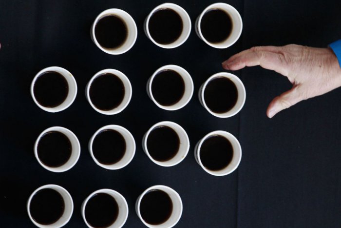 Ilustračný obrázok k článku Kávu do ruky priamo na ulici si momentálne nekúpite. Miznú s novým vedením z ulíc Starého Mesta moderné projekty?