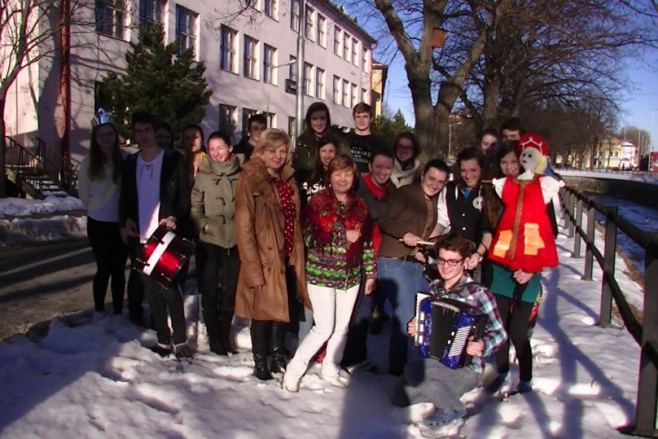 Ilustračný obrázok k článku Maslenica alebo fašiangy po rusky. Študenti si pri čaji vyskúšali zvyky spoza Uralu