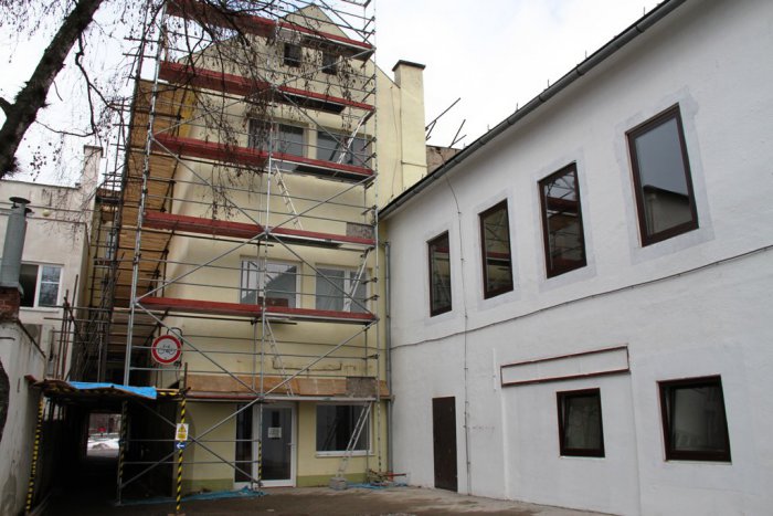 Ilustračný obrázok k článku V bývalej rafinérke sa bude pražiť káva: Názov dostala po Aurelovi Stodolovi