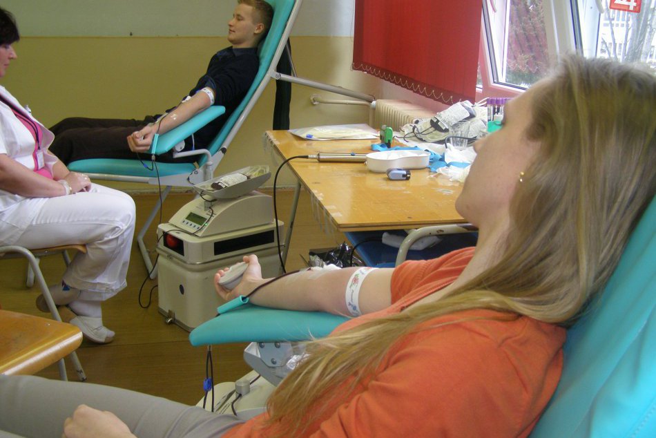 Ilustračný obrázok k článku Učebne sa zmenili na transfúzne stanice. Krv darovali študenti, učitelia aj rodičia a známi